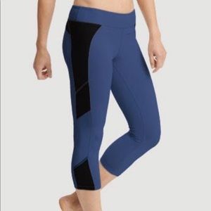 Zobha blue/black velocity capri pants, size 6.